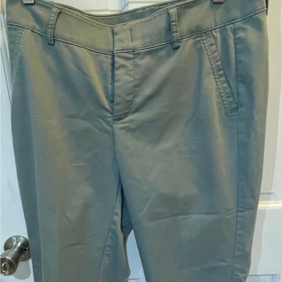 Dockers Gray Capris Sz 8 women's classic Pull on - Picture 2 of 8